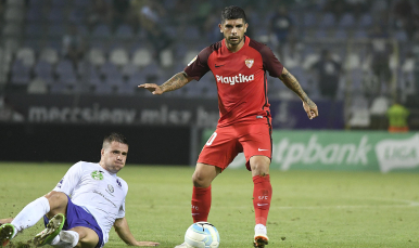 Banega del Sevilla FC ante el Újpest FC