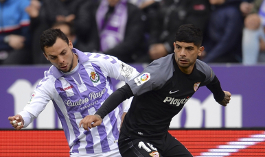 Banega del Sevilla FC ante el Valladolid