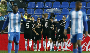Ben Yedder celebra el gol de Correa en Málaga