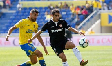 Ben Yedder controla un balón ante Las Palmas 