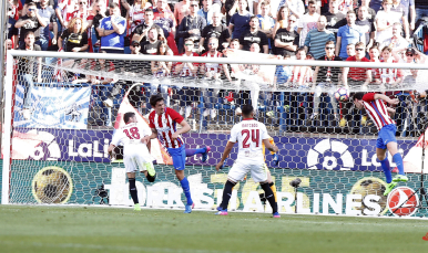 Gol de Godín ante el Sevilla FC