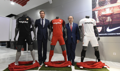 Ramón Loarte y José Castro con las tres indumentarias