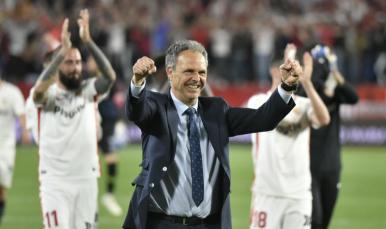 Joaquín Caparrós celebra la victoria en El Gran Derbi