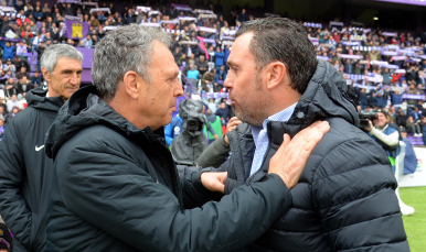 Joaquín Caparrós saluda a Sergio González