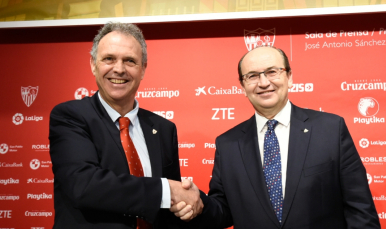 Apretón de manos de Joaquín Caparrós y José Castro 