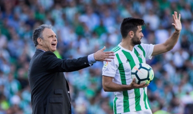Caparrós dirigiendo el derbi 