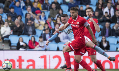 Carriço en una acción ante Aspas en Vigo