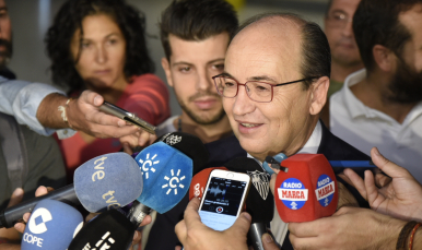 El presidente José Castro, ante los medios de comunicación