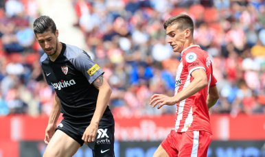 Escudero del Sevilla FC ante el Girona FC