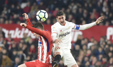 Escudero del Sevilla FC ante el Atlético