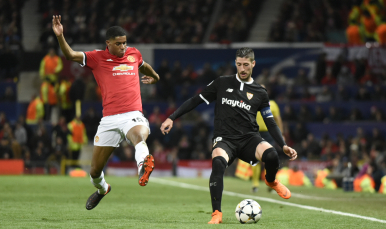 Escudero del Sevilla FC ante el Manchester