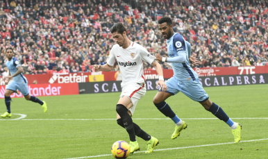 Escudero del Sevilla FC ante el Girona FC