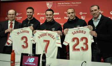 Foto de presidente José Castro y Óscar Arias con Layún, Roque Mesa y Sandro