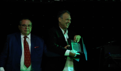 Caparrós recibiendo el premio en Utrera