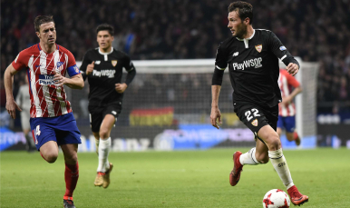 Franco Vázquez conduce el balón ante el Atlético de Madrid