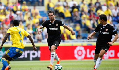 Franco Vázquez conduce la pelota ante Las Palmas