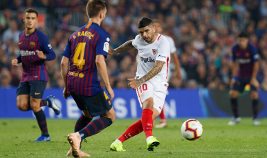 Banega del Sevilla FC ante el FC Barcelona
