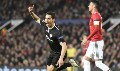 Ben Yedder del Sevilla FC ante el Manchester United