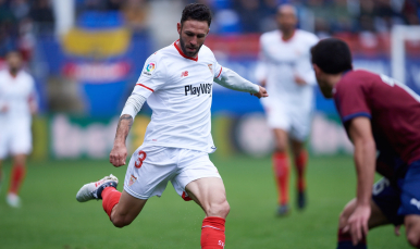 Layún golpea el balón ante el Eibar
