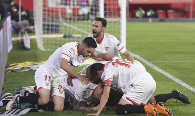 Miguel Layún del Sevilla FC ante la Real Sociedad