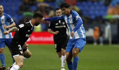 Layún defendiendo ante el Málaga
