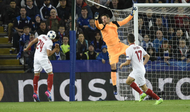 Sarabia, Sergio Rico y Mercado, en el Leicester-Sevilla FC
