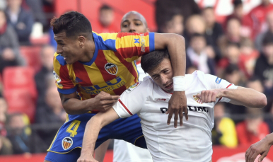 Lenglet del Sevilla FC ante el Valencia CF