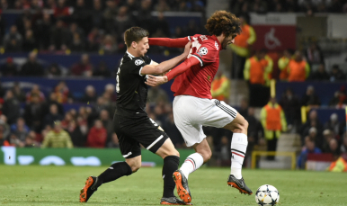 Lenglet del Sevilla FC ante el Manchester United