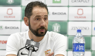 Pablo Machín en la sala de prensa del LFF Stadionas