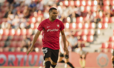 Mercado del Sevilla FC en el calentamiento en Vallecas