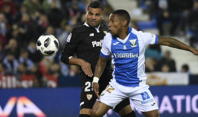 Mercado disputa un balón junto a Beauveu