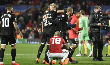 Mercado y Geis del Sevilla FC ante el Manchester United