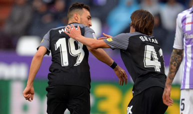 Munir y Bryan Gil celebran un gol ante el Valladolid