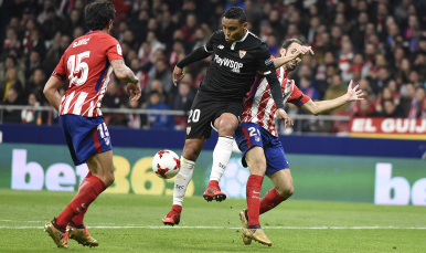 Muriel busca controlar el balón ante Juanfran