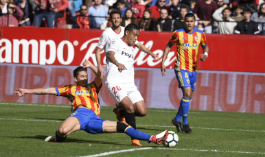Muriel del Sevilla FC ante el Valencia