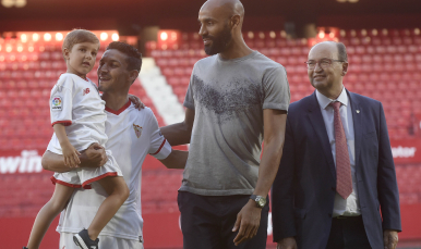 Navas con su hijo, Kanouté y Castro 