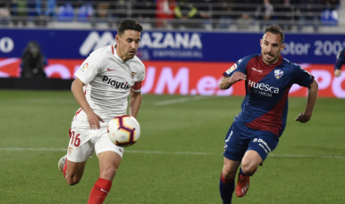 Jesús Navas del Sevilla FC ante la SD Huesca