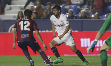 Nolito del Sevilla FC ante el Levante UD