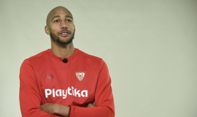 Nzonzi, ante los medios del Sevilla FC