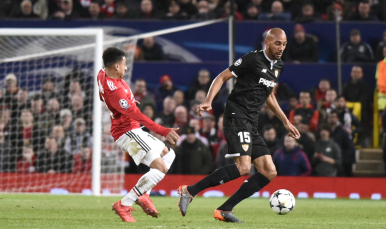 Nzonzi del Sevilla FC ante el Manchester United