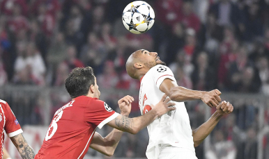 Nzonzi del Sevilla FC ante el FC Bayern