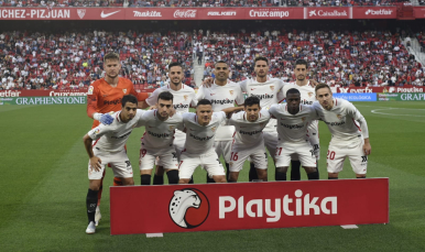 Sergi Gómez junto a sus compañeros antes del pitido inicial