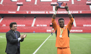 Ondoa recibe el reconocimiento del Sánchez-Pizjuán