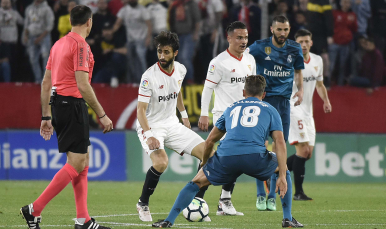 Nico Pareja del Sevilla FC ante el Real Madrid