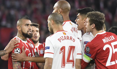 Guido Pizarro del Sevilla FC ante el Bayern