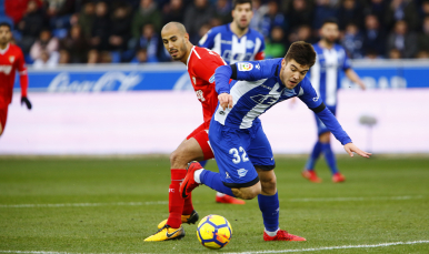 Pizarro en una acción ante el Alavés