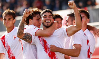 Imagen de Isaac en la celebración de uno de sus tantos ante el Marbella FC