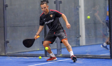 Roque Mesa jugando al pádel