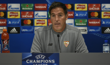 Berizzo, en la sala de prensa de Anfield Road