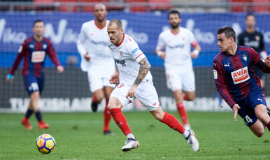 Sandro del Sevilla FC ante el Eibar